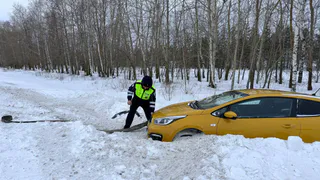 Полицейские выручили водителя, застрявшего в снегу на трассе под Нижнекамском
