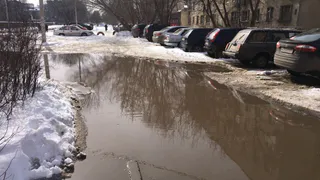 Поток машин во дворах на Ленинского Комсомола разбил покрытие - теперь там потоп