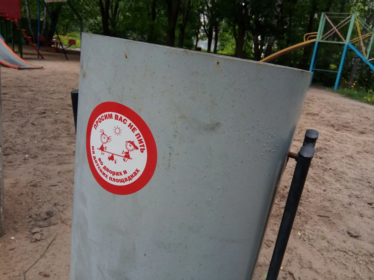 Рязанцы игнорируют призывы не распивать алкоголь на детских площадках