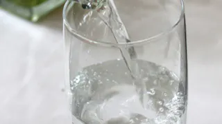 О такой хитрости знают немногие: бутылку с водой в морозилку – коммунальные счета больше не потревожат