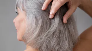 Три ложки в стакан кефира — и на седину: волосы нальются цветом, а пряди — здоровьем