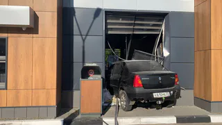 Ресторан быстрого питания на Благонравова протаранило авто