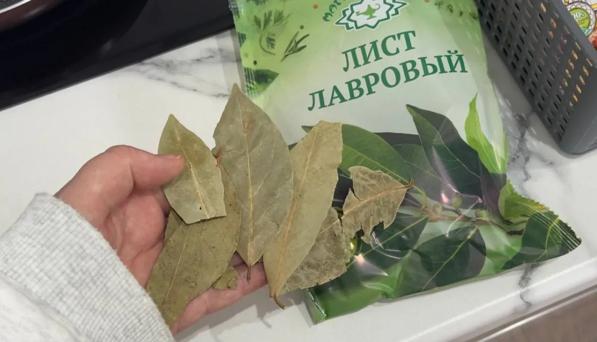 Лавровый лист всегда держу в кошельке - и всем советую: вот так это действует - запрыгаете от счастья