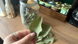 В октябре зажигаю лавровый лист в своей в квартире - далеко не все знают, для чего это нужно сделать