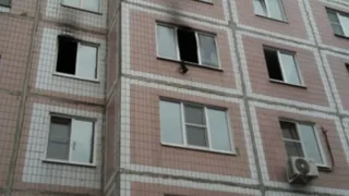 Детей из горящей квартиры на Новоселов 29 спас врач скорой помощи