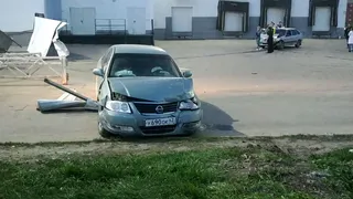 Пьяный водитель на полной скорости протаранил забор и врезался в машину с людьми