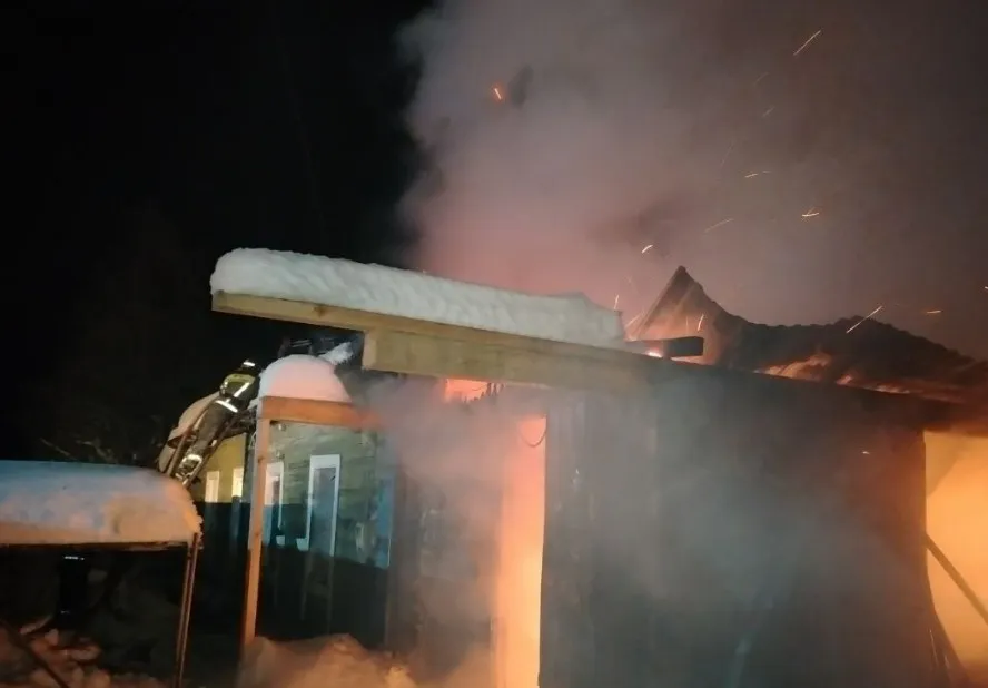 В Коми пожары из-за ошибок при топке печей в жилых домах потребовали эвакуации 7 человек