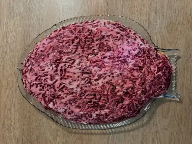 Салат «Новая шуба» затмит «Селёдку» в 1 миг — готовить будете только его: и вот в чём его секрет