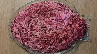 Салат «Новая шуба» затмит «Селёдку» в 1 миг — готовить будете только его: и вот в чём его секрет