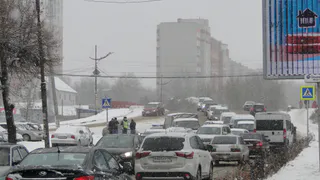 В Рязани после двух ДТП на Горбатом мосту дорогу посыпали песком – фоторепортаж
