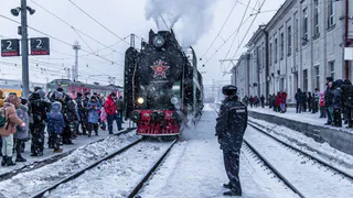 Спас мать с ребенком: пока люди встречали ретропоезд, на вокзале едва не произошла трагедия