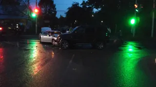 На улице Промышленная УАЗ «Патриот» врезался в «Волгу»