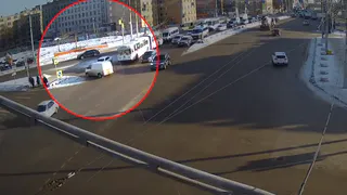 В центре Рязани столкнулись "Шкода" и "Фольксваген". Видео