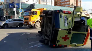 Рассмотрите место аварии с перевернувшейся "скорой" в деталях: видео с перекрестка Есенина и Грибоедова