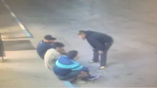 На улице Чапаева подростки повредили шлагбаум на частной стоянке