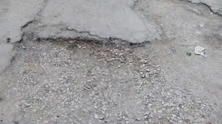 Разбитые машины и подвернутые ноги: асфальт на Трудовой пошел буграми