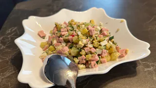 Окрошка получится по-царски вкусной: всё дело в этом кулинарном приёме — назван секрет холодного летнего супа