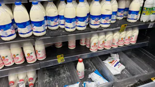 Крашенная вода с побелкой: Росконтроль назвал марки молока, которые лучше не брать даже со скидками