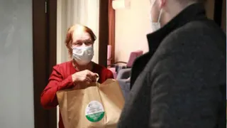 Брянским ветеранам спорта доставляют корзины с продуктами