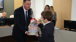 Дмитрий Наумов вручил благодарственное письмо четверокласснику, сообщившему о возгорании в Заклязьменском