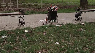 Сквер возле ТЦ Европа завалили мусором