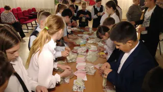 В Нижнекамске учащиеся создают  наборы для военнослужащих