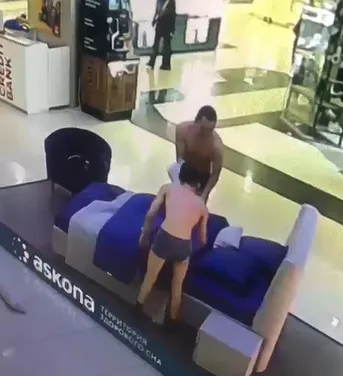 Блогера, изображавшего половой акт с другом в ТК "Гостиный двор", арестовали на 8 суток