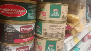 Крестная скупает в Светофоре свинину, клубнику — делает и продаёт тушенку, варенье. На вырученные деньги уже дом себе построила