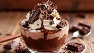 Соединяю 4 ингредиента — и готов настоящий сливочный шоколадный пломбир с кусочками шоколада - намного лучше магазинного