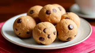 Орешки на кефире, как в детстве: мягкие, пузырчатые и съедаются быстрее, чем жарятся
