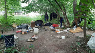 Ждем открытия специальных заведений: на территории радиоуниверситета бомжи разбили лагерь