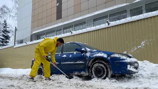 Застряли в сугробе? Автоинструктор рассказал как выехать из снежной каши