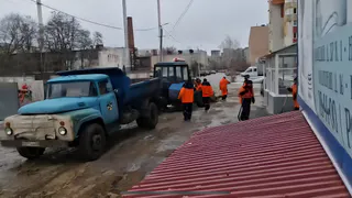 Трактор дирекции благоустройства забуксовал из-за льда на Народном бульваре 