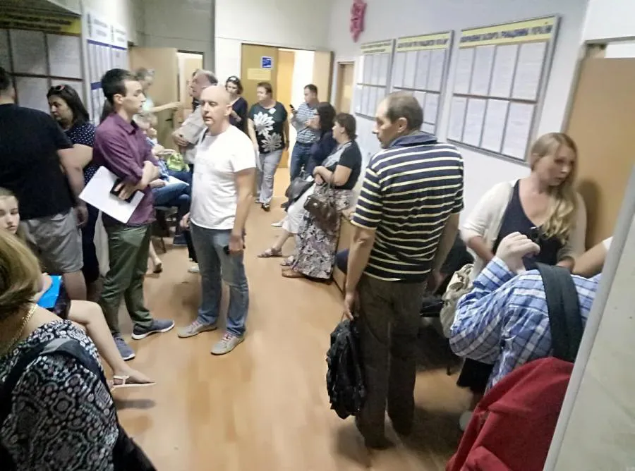 Засилье мигрантов заставляет россиян часами стоять в огромных очередях