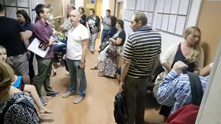 Засилье мигрантов заставляет россиян часами стоять в огромных очередях