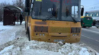 В Пензе школьный автобус "мотало" по дороге