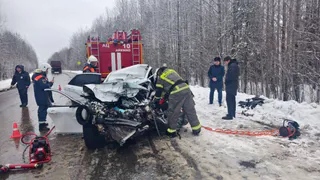 Автобус столкнулся с легковушкой под Сыктывкаром: водитель погиб