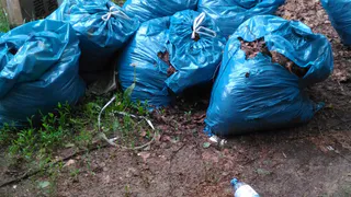 «Шаткие качели и прошлогодняя листва»: рязанцы жалуются на ветхий двор на улице Новосёлов