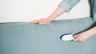 Распылила на диван - и от жирного пятна не осталось и следа: лайфхак для хозяек на миллион