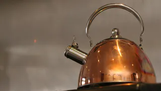 Чайник вмиг отчистится от многолетней накипи: решение проблемы найдется в кожуре одного из овощей