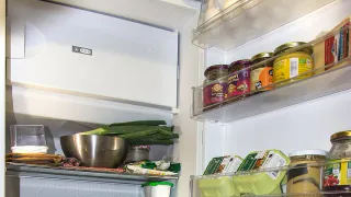 Приклеила прокладку под холодильник — теперь не могу нарадоваться: жить в доме стало намного лучше