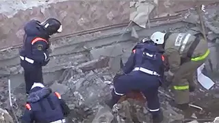 В сети появилось видео, где студенты-спасатели разгребают завалы после взрыва