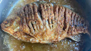 Что добавить при жарке рыбы, чтобы она всегда получалась с румяной корочкой: секрет от шеф-повара