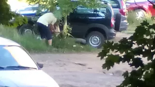 На улице Гоголя автолюбители решили ради парковки уничтожить деревья