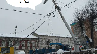 В Рязани накренился столб. Стоял, стоял, а потом раз - и приуныл