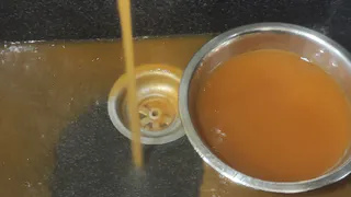 Из водпроводных кранов в Александрове течет «апельсиновый сок»