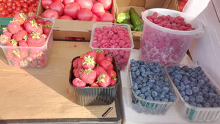 Эта ягода очень вредная: а мы едим ее как деликатес, еще и детей заставляем есть