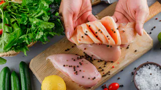 «Там вода и сплошные антибиотики»: Роскачество определило худшего производителя куриного филе. Не вздумайте брать