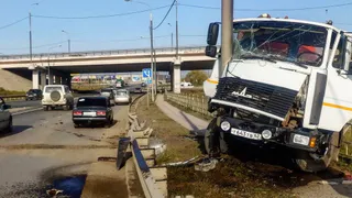 Протаранил ограждение и влетел в столб: на Северной окружной произошло ДТП с участием ассенизаторской машины