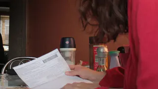 В апрельских квитанциях за "коммуналку" появится новая строчка